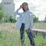tenue décontractée portée avec un chapeau marin en raphia bleu gris 