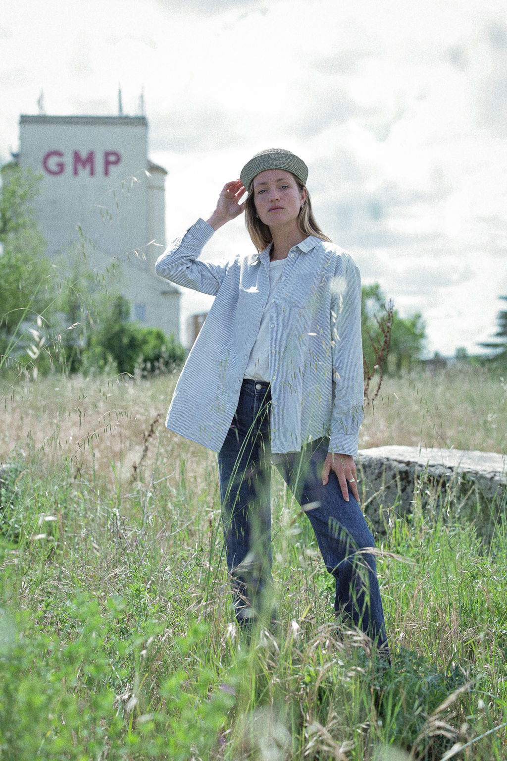 tenue décontractée portée avec un chapeau marin en raphia bleu gris 