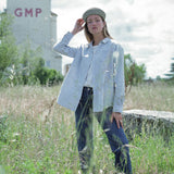 tenue décontractée portée avec un chapeau marin en raphia bleu gris 