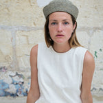 chapeau marin en raphia bleu écume porté avec une robe blanche