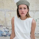 chapeau marin en raphia bleu écume porté avec une robe blanche