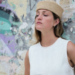 chapeau marin en crochet de raphia fait main porté avec une robe blanche 