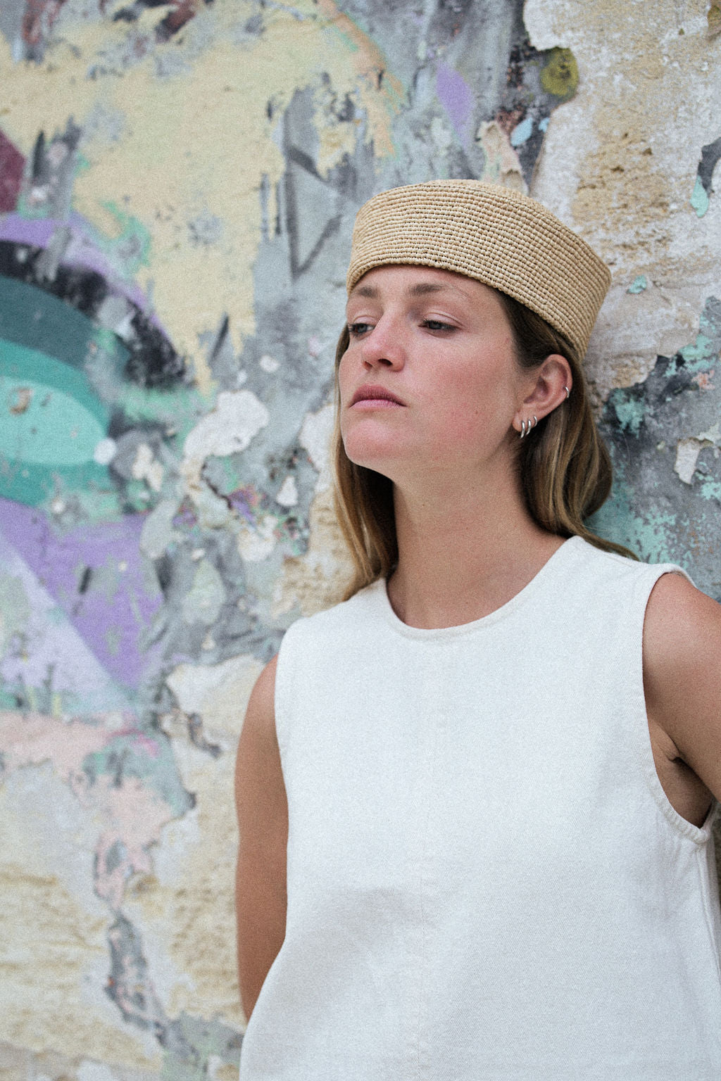 chapeau marin en crochet de raphia fait main porté avec une robe blanche 