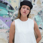 chapeau de marin noir en raphia porté avec une robe blanche