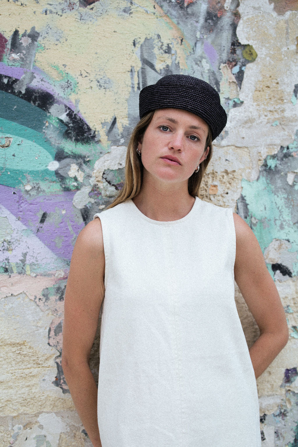 chapeau de marin noir en raphia porté avec une robe blanche