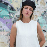 chapeau de marin noir en raphia porté avec une robe blanche