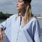 chapeau marin en crochet de raphia noir porté avec une chemise bleue