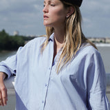 chapeau marin en crochet de raphia noir porté avec une chemise bleue