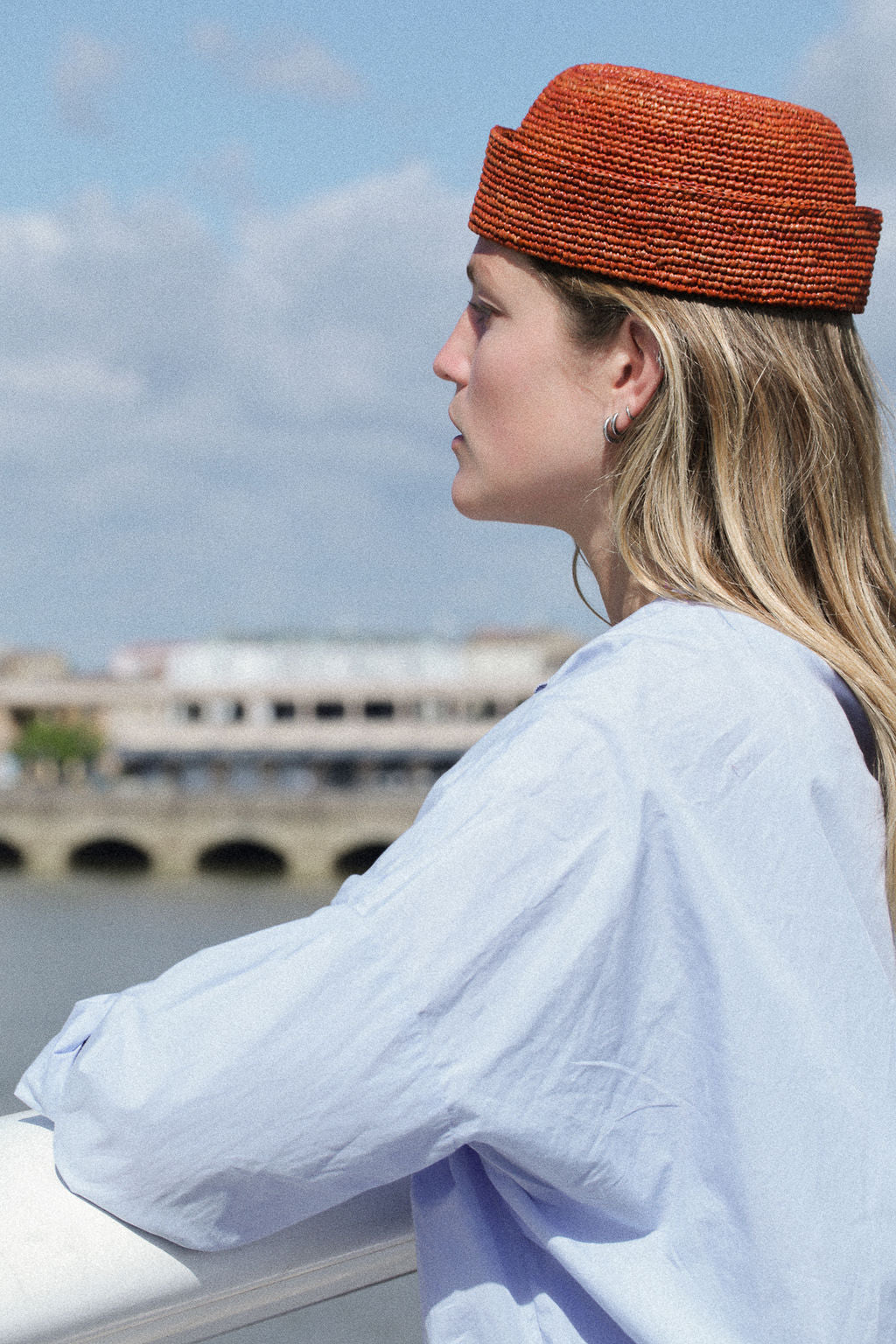 profil du petit chapeau marin en raphia sienne porté avec une tenue décontractée