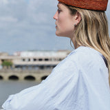 profil du petit chapeau marin en raphia sienne porté avec une tenue décontractée