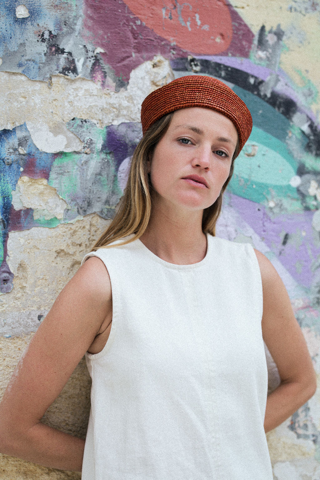 chapeau marin en raphia terracotta porté avec une robe blanche