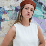 chapeau marin en raphia terracotta porté avec une robe blanche