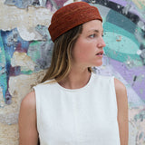 vue de profil du chapeau amrin terracotta porté avec une robe blanche