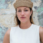 chapeau marin pour femme porté avec une roble blanche 