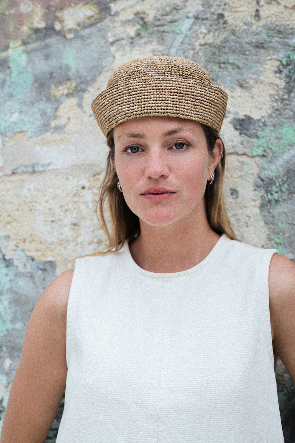 chapeau marin pour femme porté avec une roble blanche 