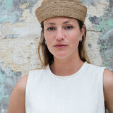 chapeau marin pour femme porté avec une roble blanche 