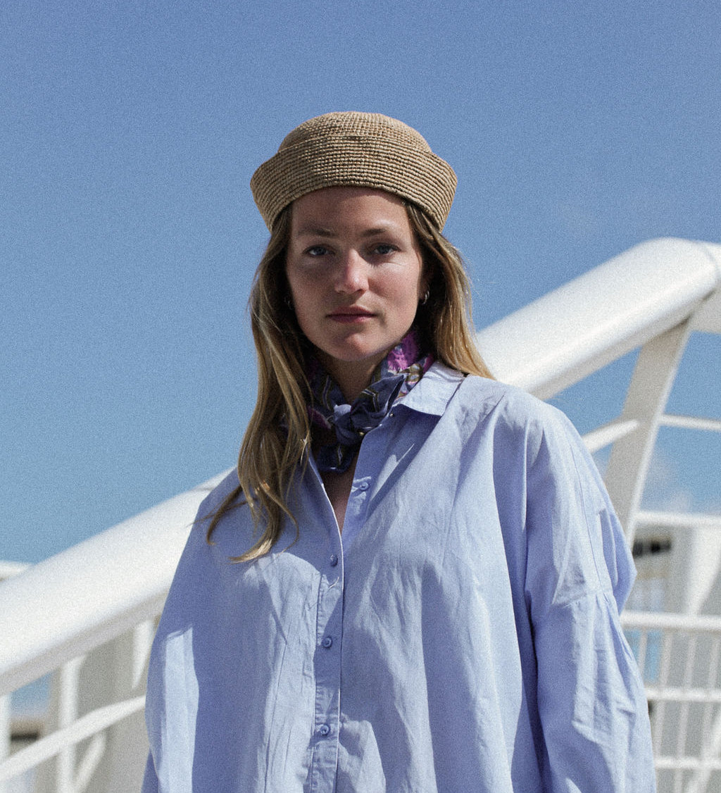 chapeau marin en crochet de raphia couleur thé porté sur une tenue décontractée