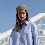 chapeau marin en crochet de raphia couleur thé porté sur une tenue décontractée