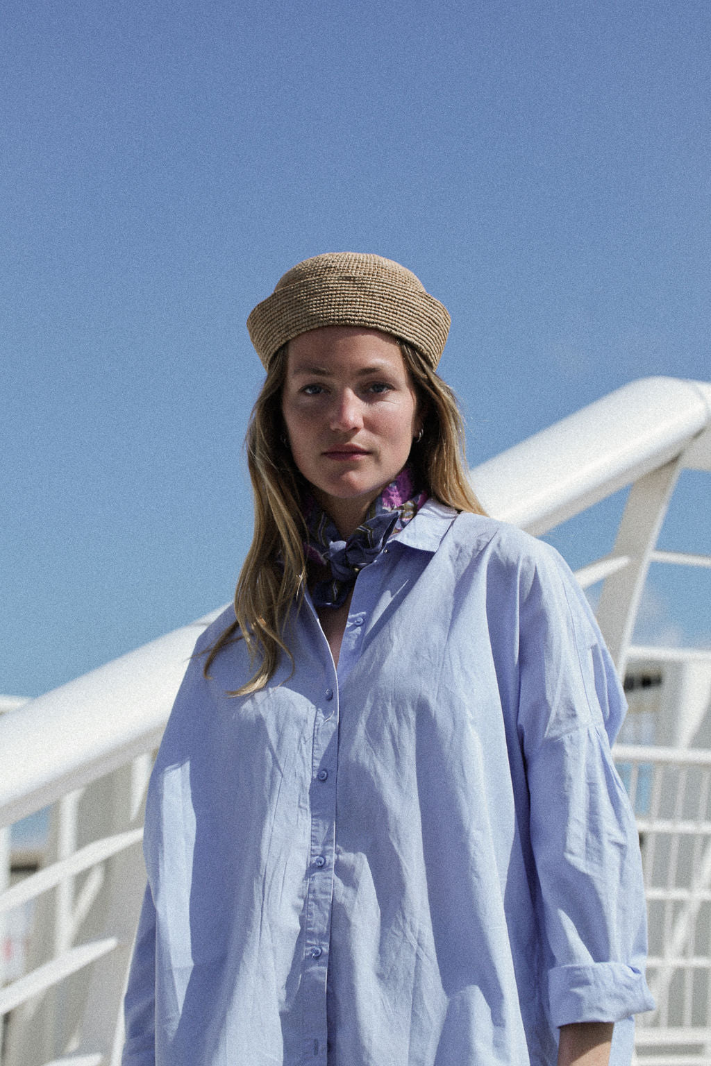 chapeau marin en crochet de raphia couleur thé porté sur une tenue décontractée