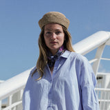 chapeau marin en crochet de raphia couleur thé porté sur une tenue décontractée