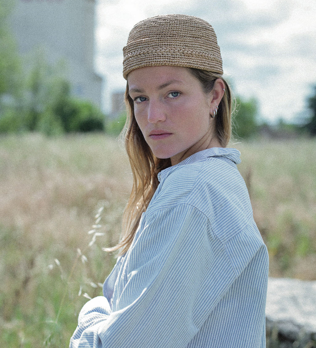 petit chapeau marin avec gallon en tresse de raphia thé porté avec un look décontracté