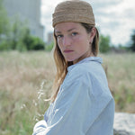 petit chapeau marin avec gallon en tresse de raphia thé porté avec un look décontracté