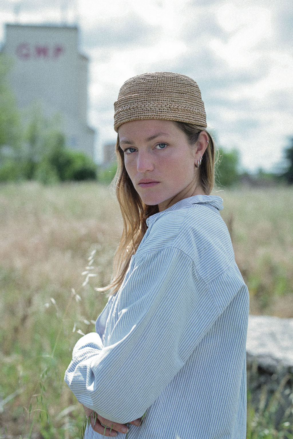 petit chapeau marin avec gallon en tresse de raphia thé porté avec un look décontracté