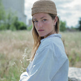 petit chapeau marin avec gallon en tresse de raphia thé porté avec un look décontracté