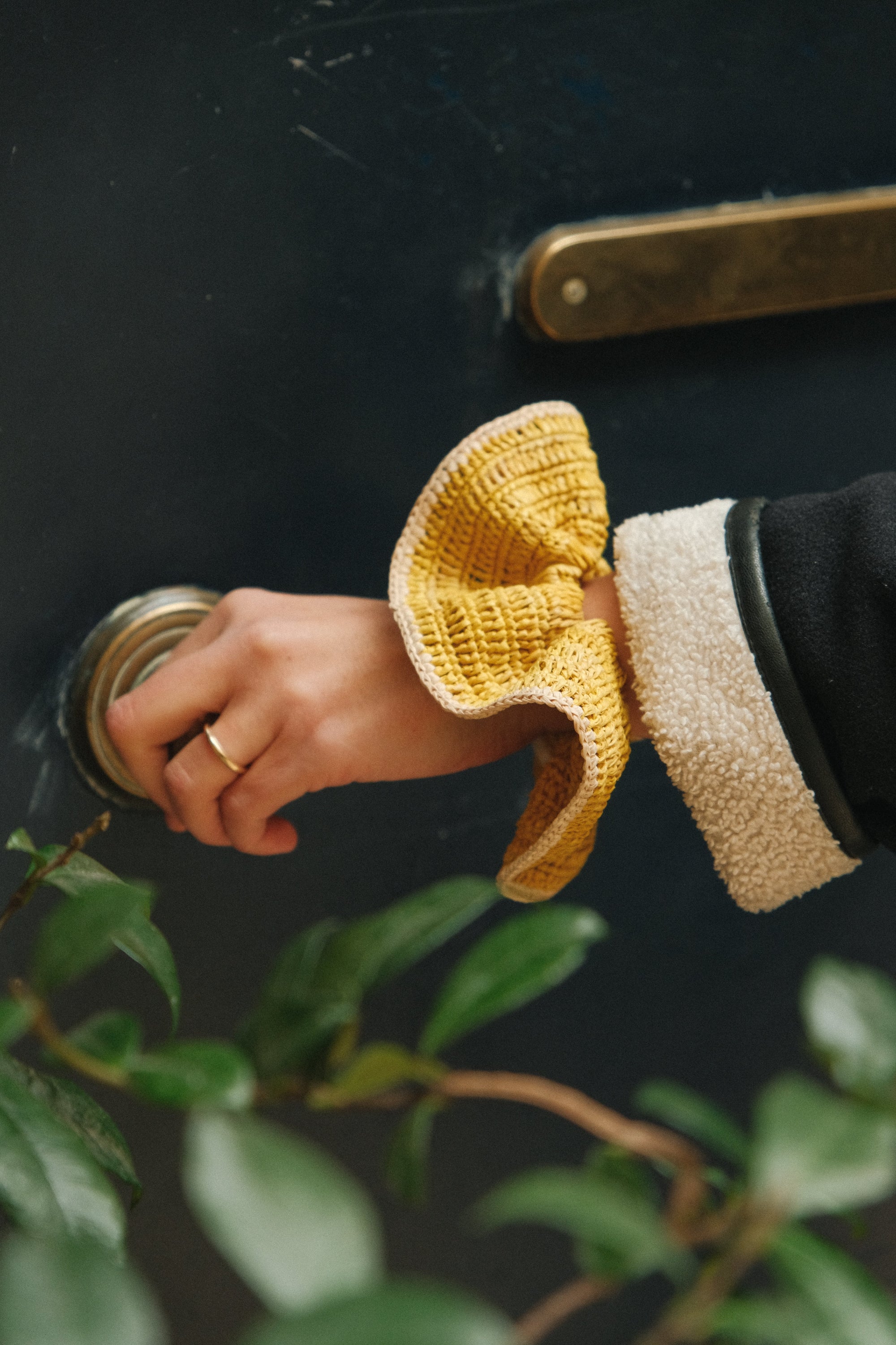 Chouchou en crochet de raphia jaune fait main - BIBY I The Clow Company