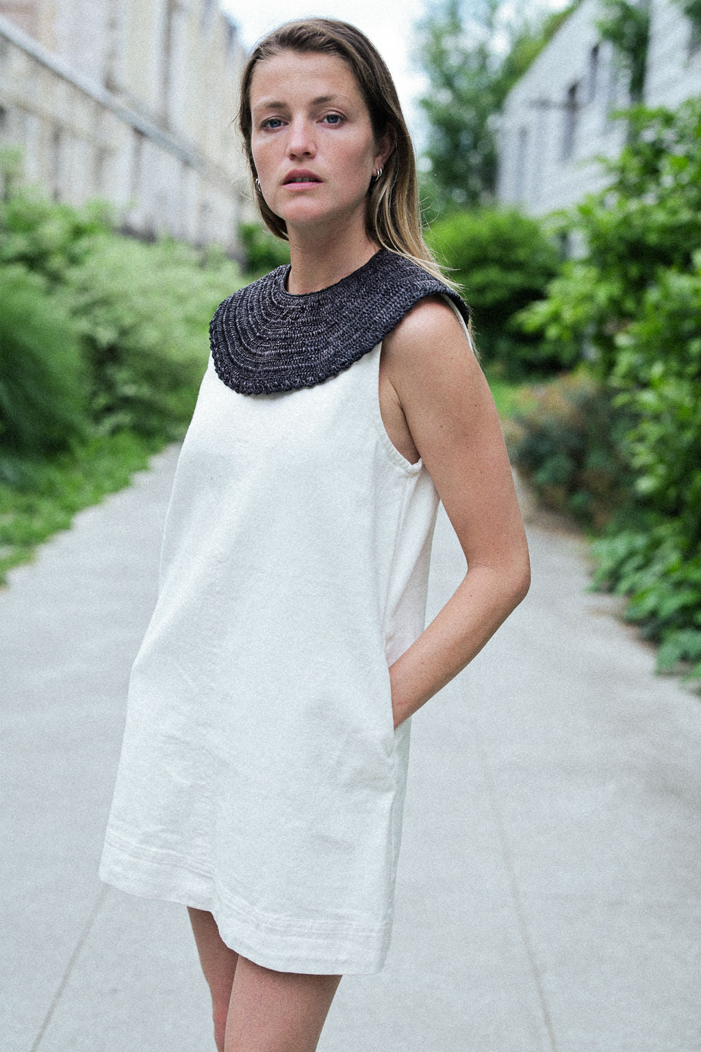 col amovible noir porté en plastron sur une robe blanche 