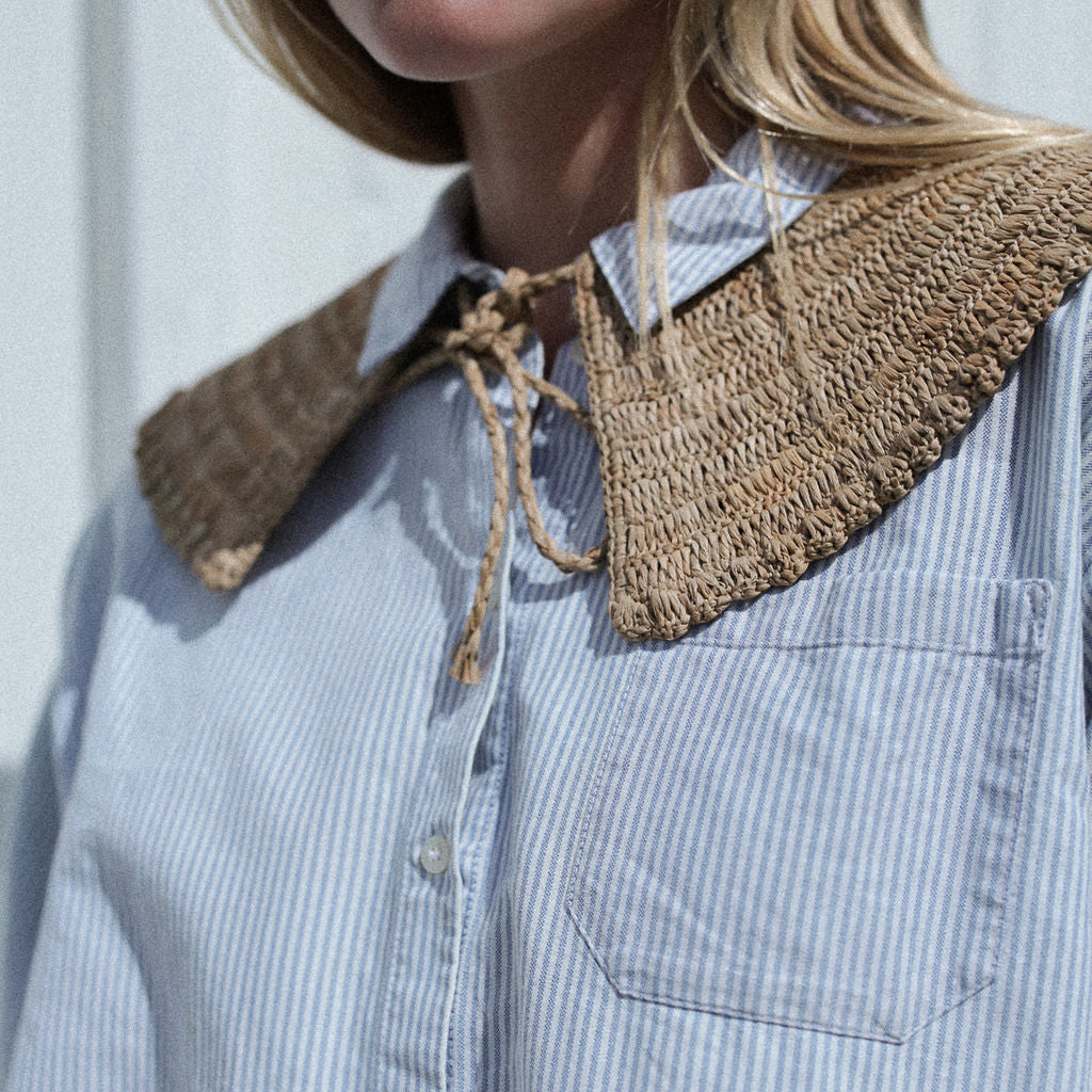 KINTANA thé, col amovible en crochet de raphia fait main porté sur une chemise 