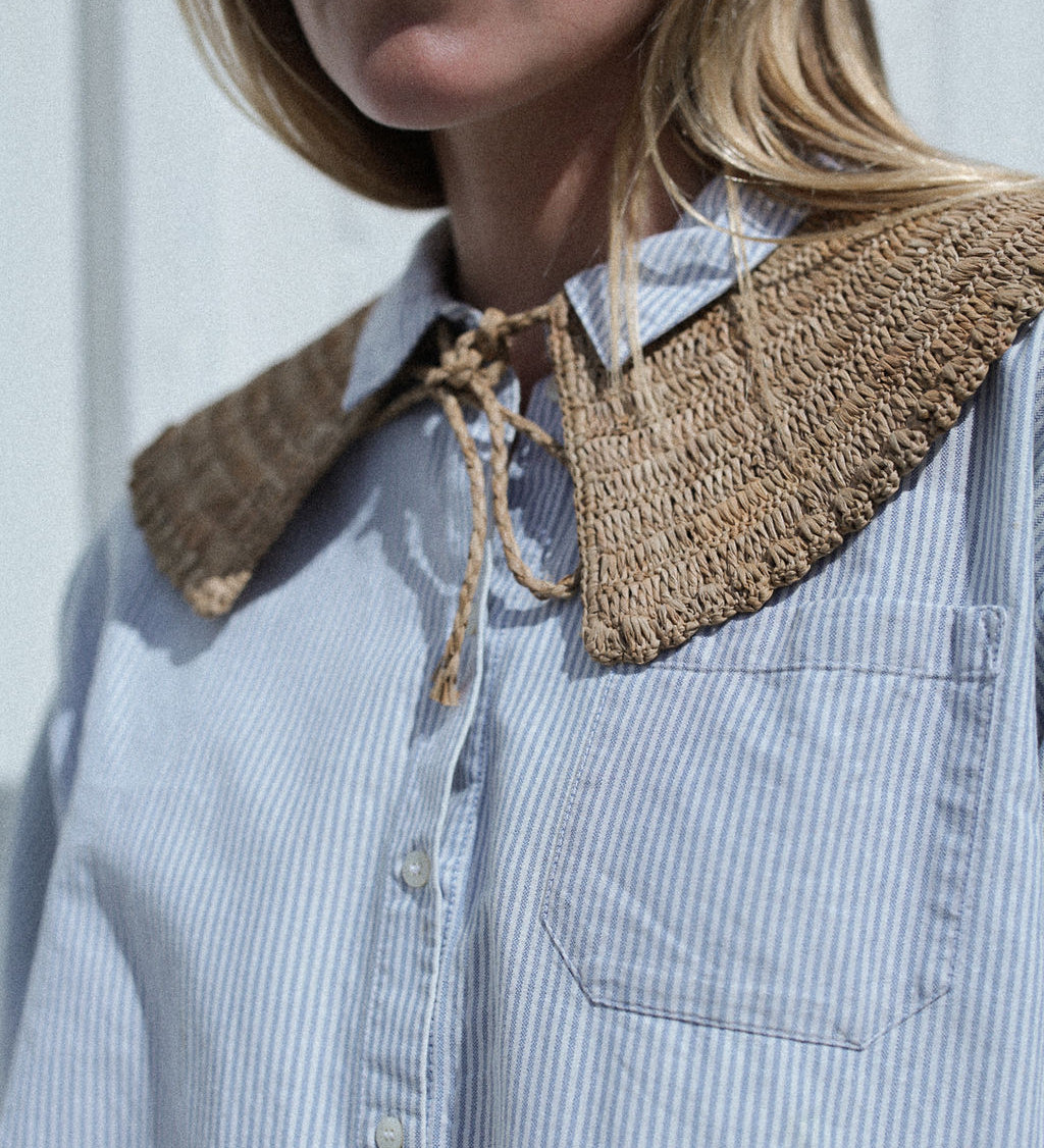 KINTANA thé, col amovible en crochet de raphia fait main porté sur une chemise 