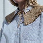 KINTANA thé, col amovible en crochet de raphia fait main porté sur une chemise 