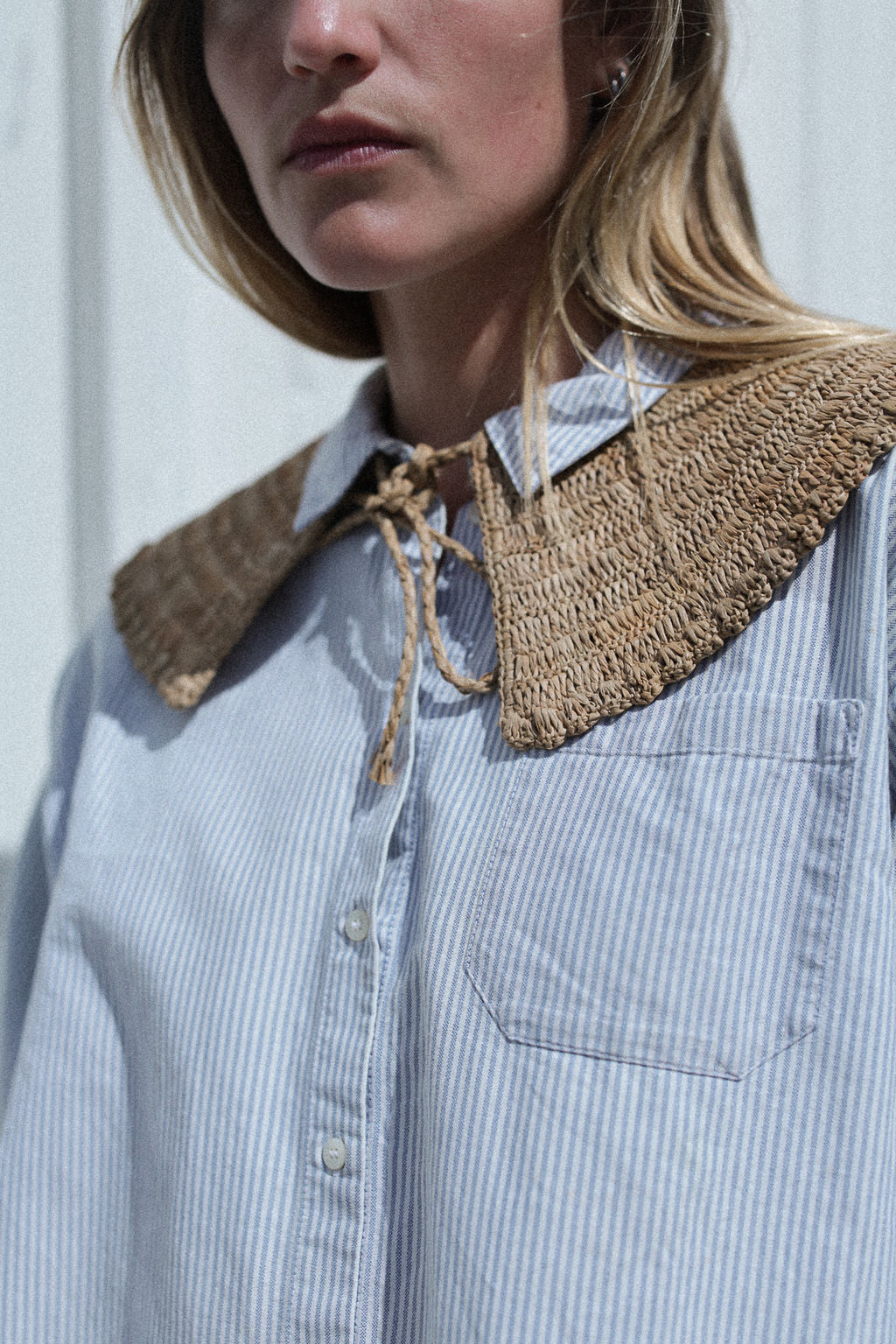 KINTANA thé, col amovible en crochet de raphia fait main porté sur une chemise 