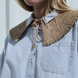 KINTANA thé, col amovible en crochet de raphia fait main porté sur une chemise 