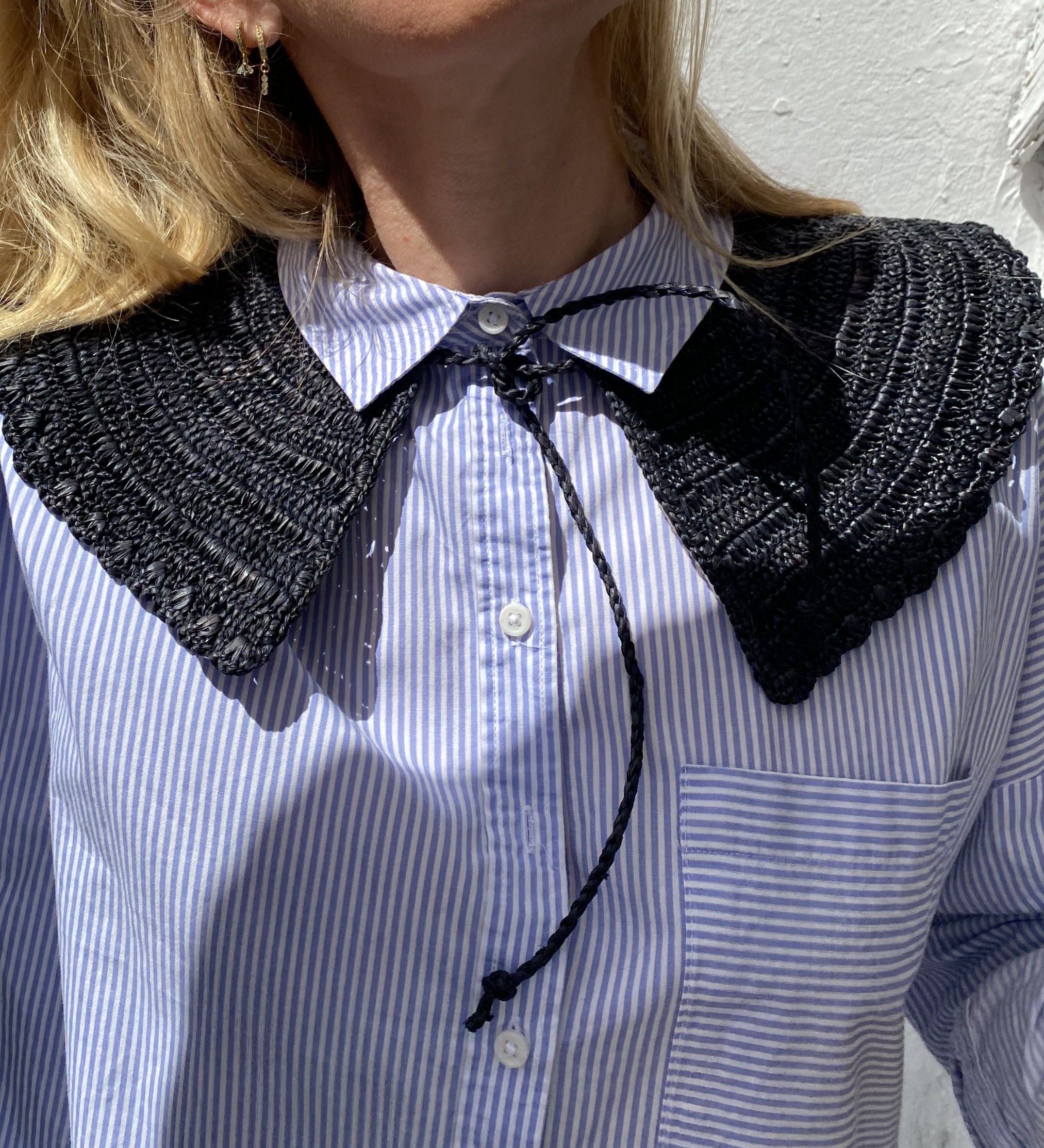 zoom sur le col amovible en raphia noir porté sur une chemise, KINTANA