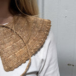 zoom sur le col amovible en crochet de raphia fait main, KINTANA thé