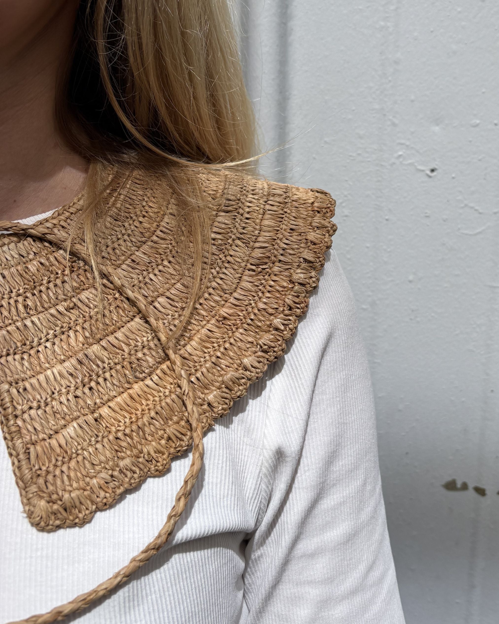 zoom sur le col amovible en crochet de raphia fait main, KINTANA thé