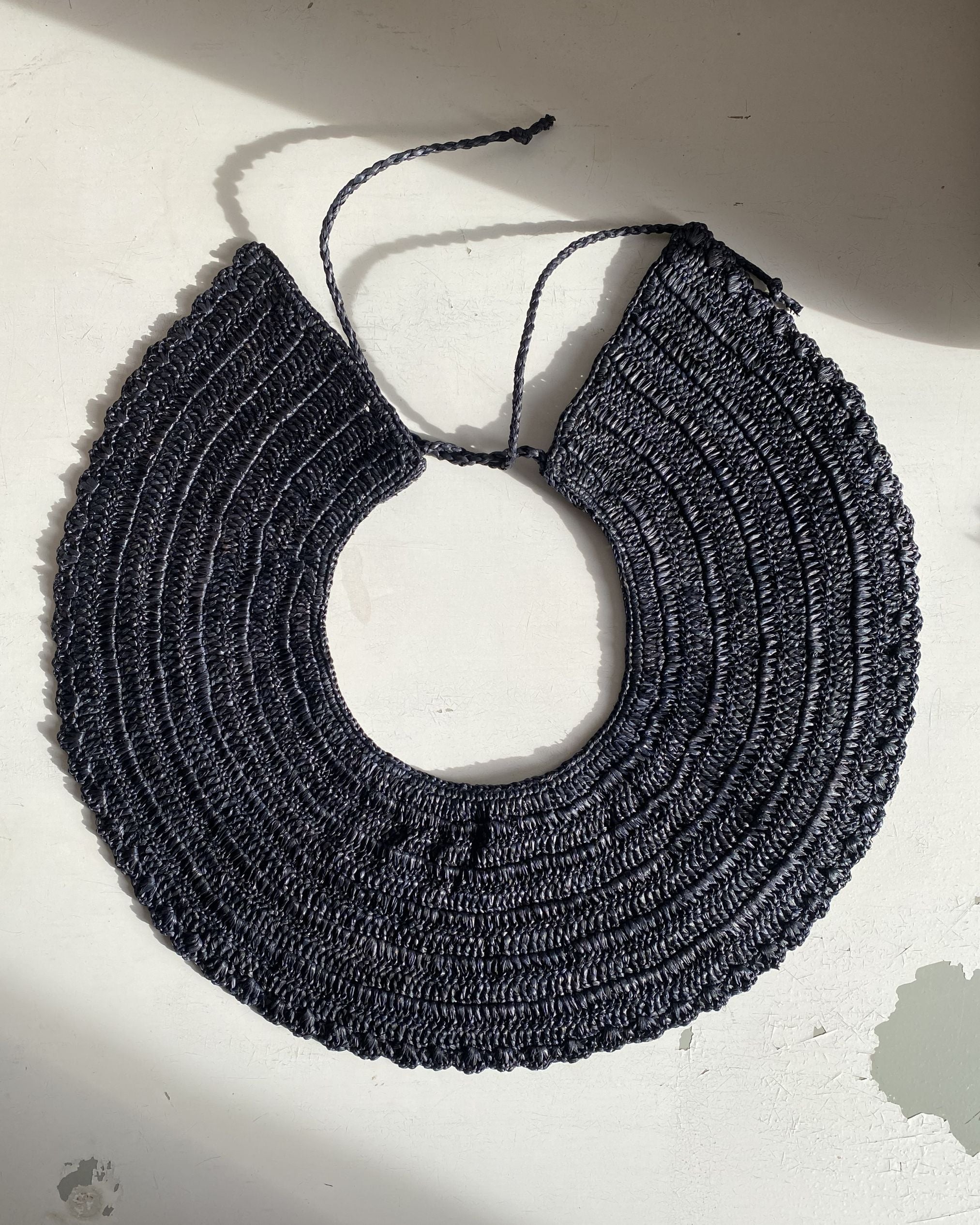 Plastron en crochet de raphia noir fait main