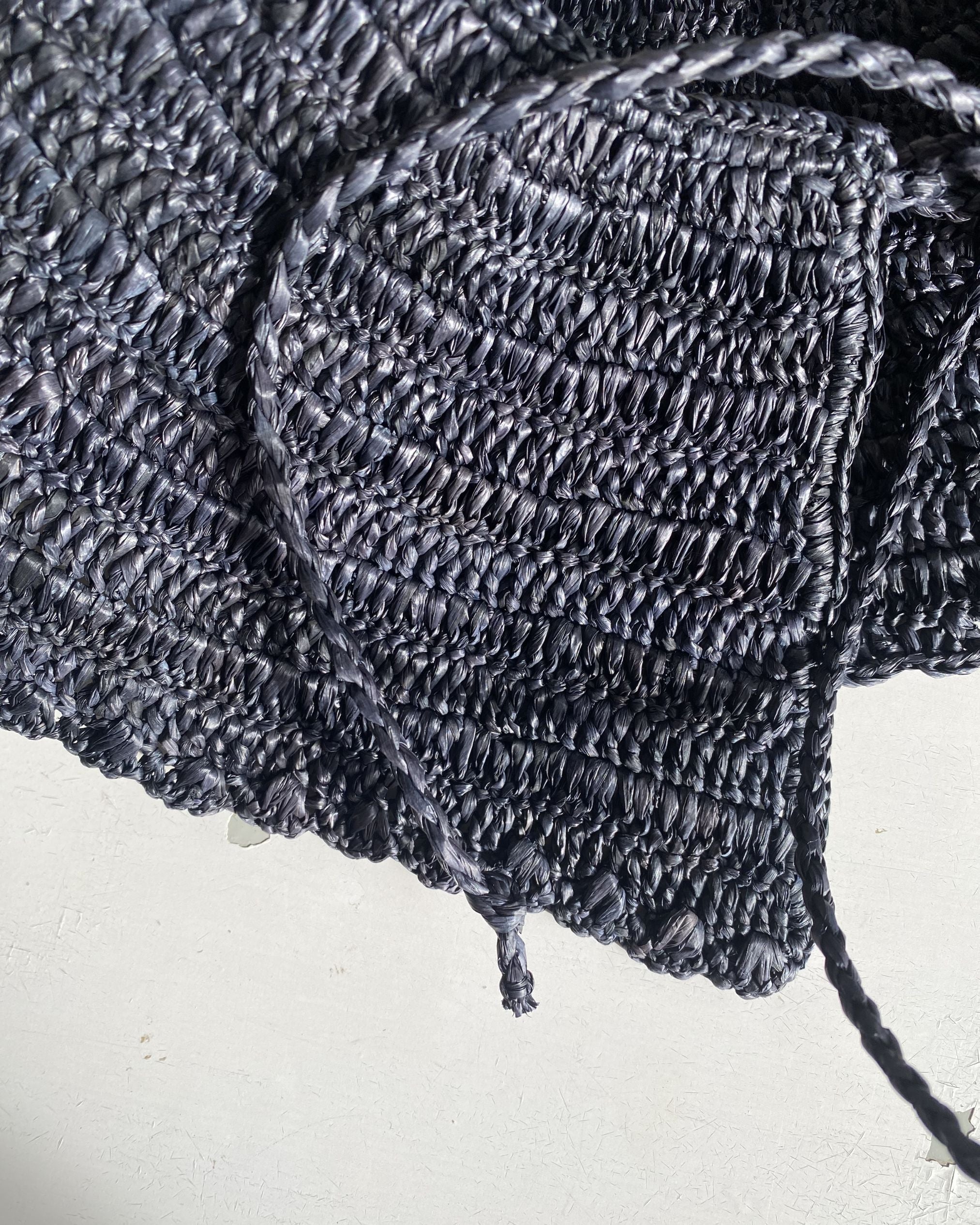 zoom sur le corchet de raphia du col amovible KINTANA noir