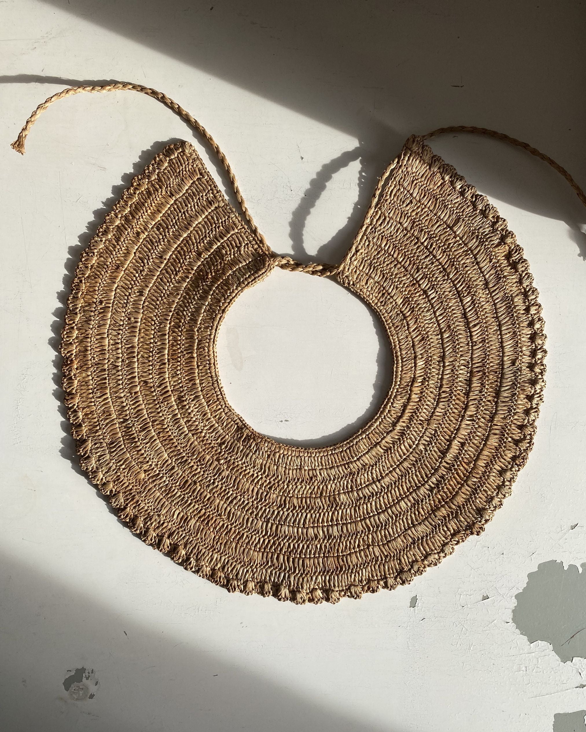 Plastron en crochet de raphia fait main