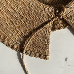 Zoom sur le crochet de rahia du col amovible en raphia, KINTANA thé 