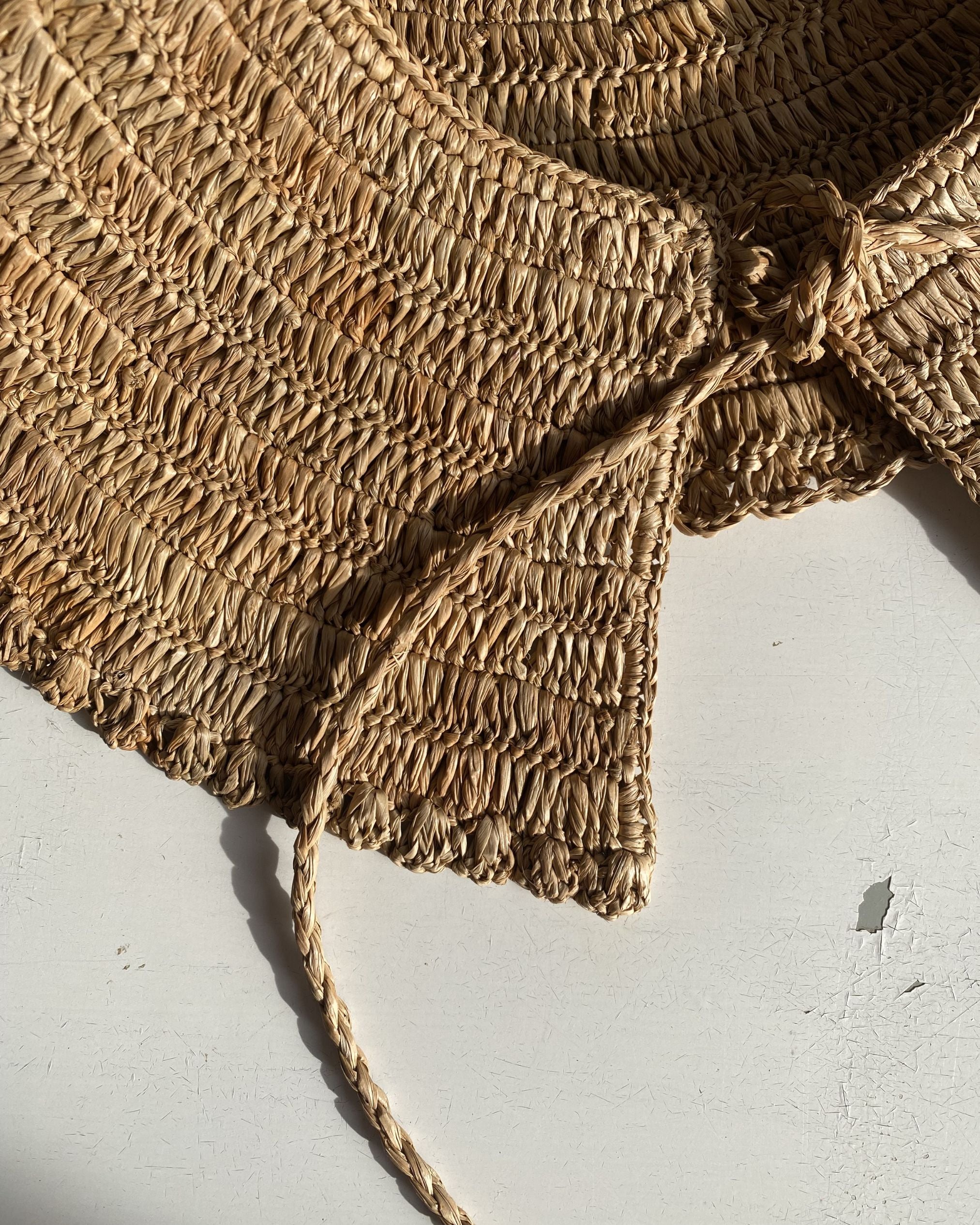 Zoom sur le crochet de rahia du col amovible en raphia, KINTANA thé 