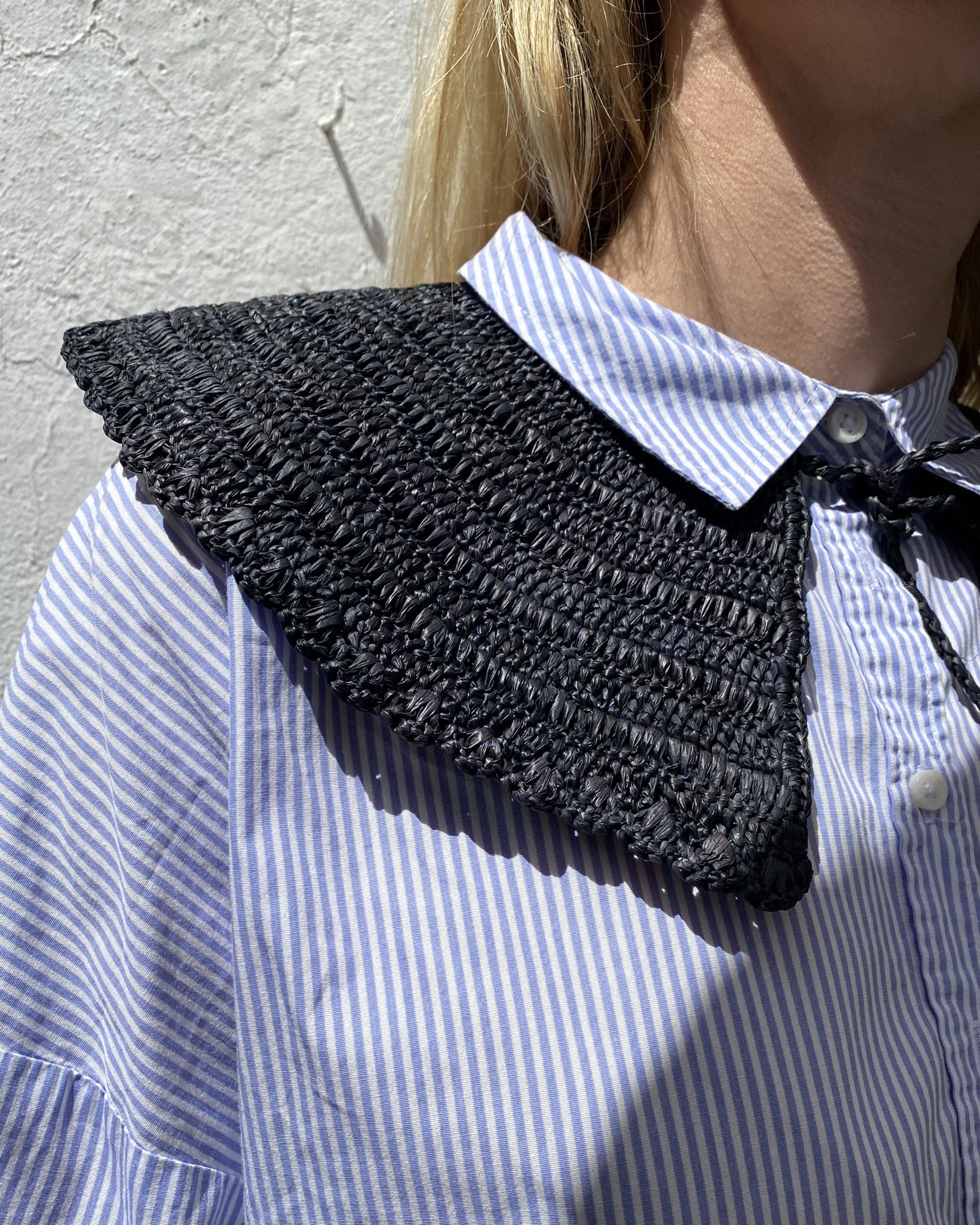 zoom sur le col amovible en raphia noir, KINTANA -porté sur une chemise