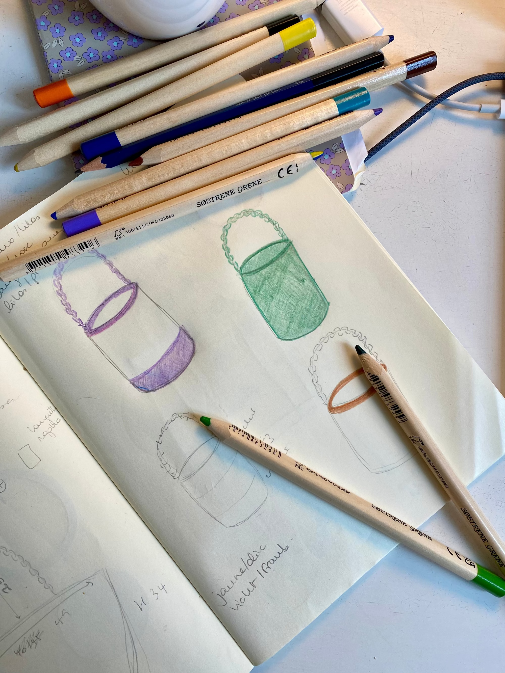 dessins du modèle siny, petit sac seau en raphia fait main