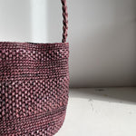 Détail du crochet en raphia chocolat du petit sac seau