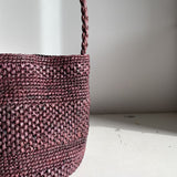 Détail du crochet en raphia chocolat du petit sac seau