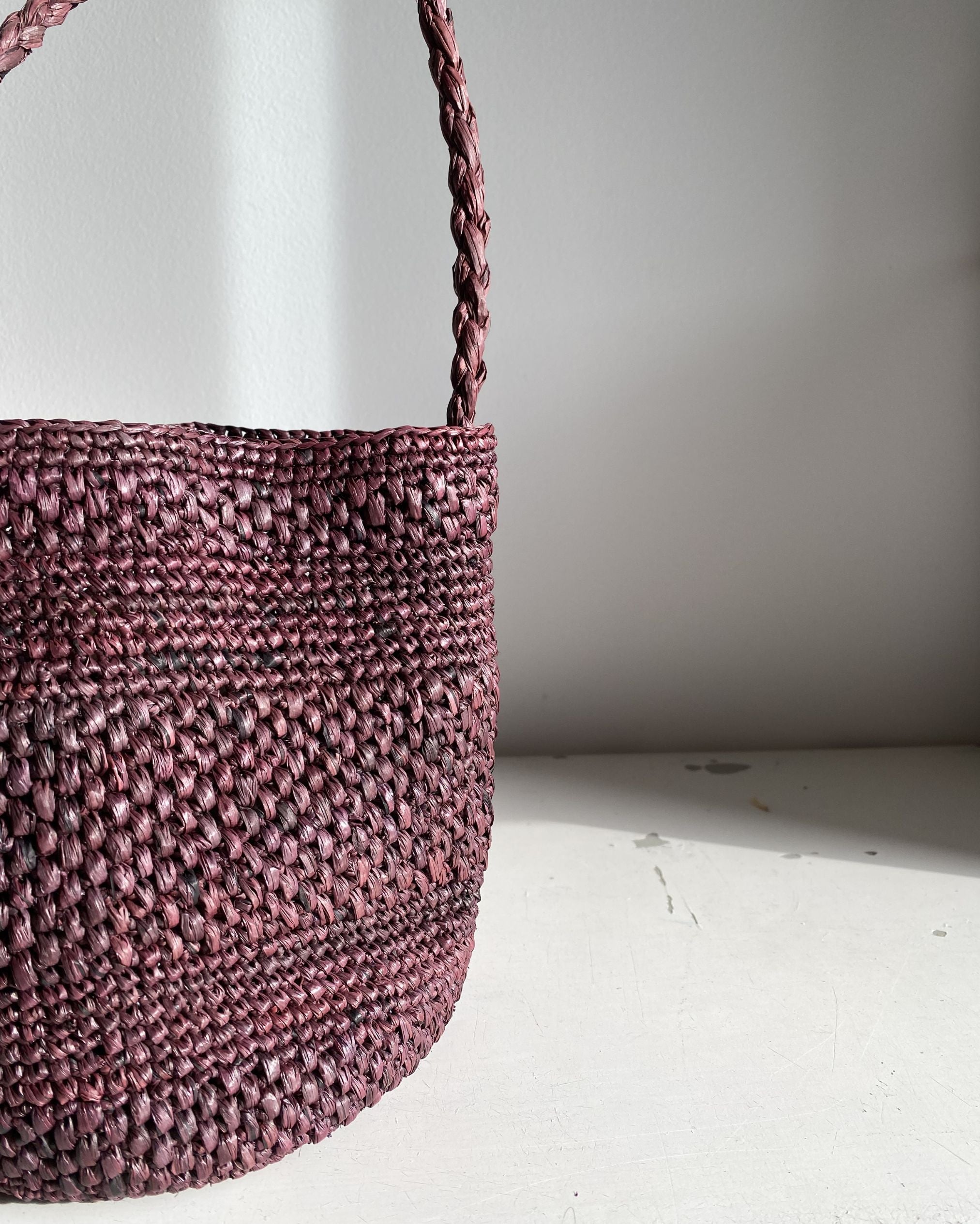 Détail du crochet en raphia chocolat du petit sac seau