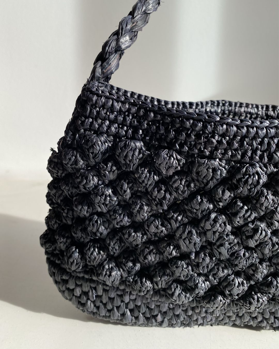 Détail du crochet en raphia noir avec boules en relief, BAO 