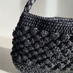 Détail du crochet en raphia noir avec boules en relief, BAO 